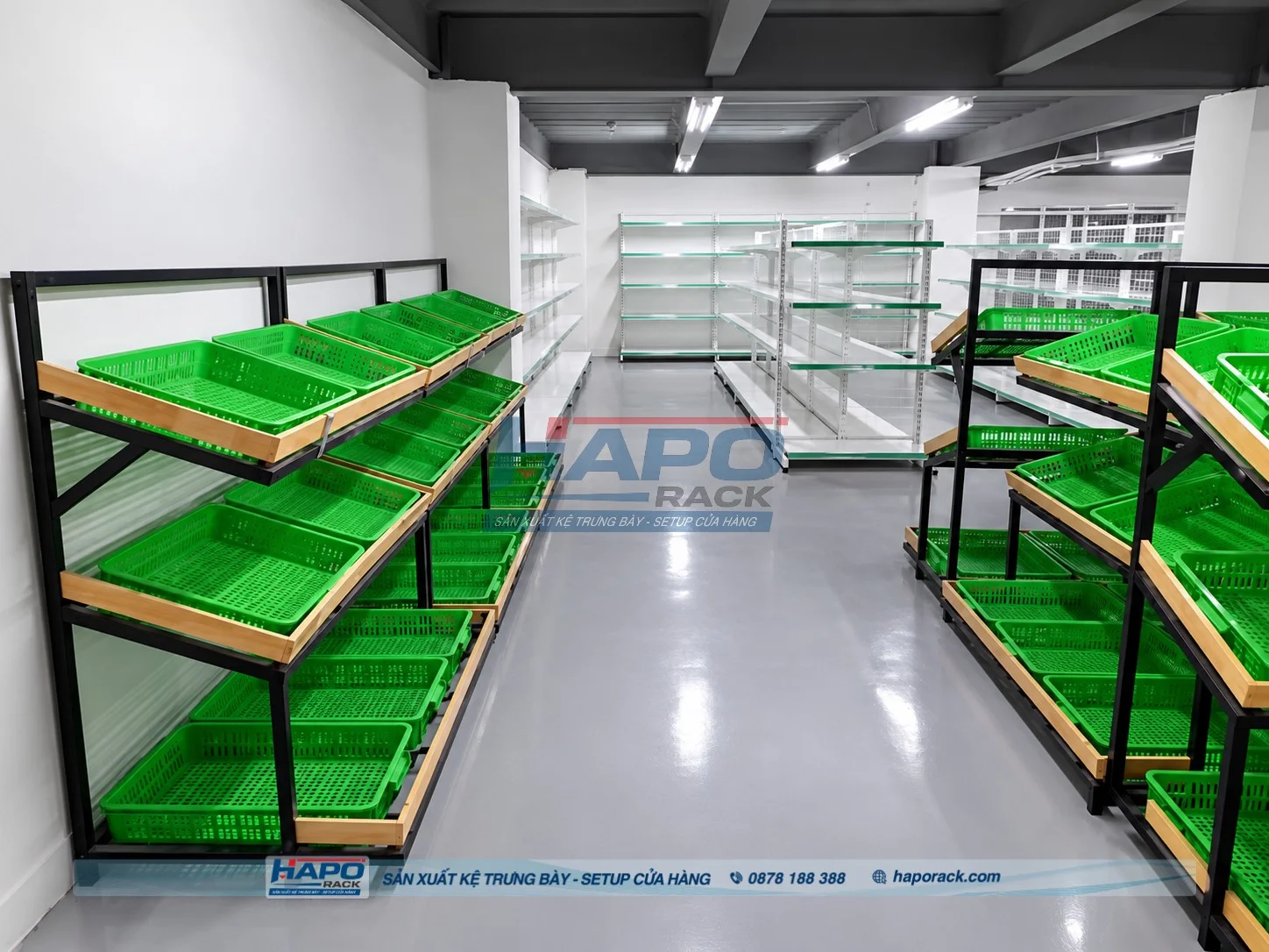 - Kệ trưng bày rau củ quả nhiều tầng giúp tối ưu không gian