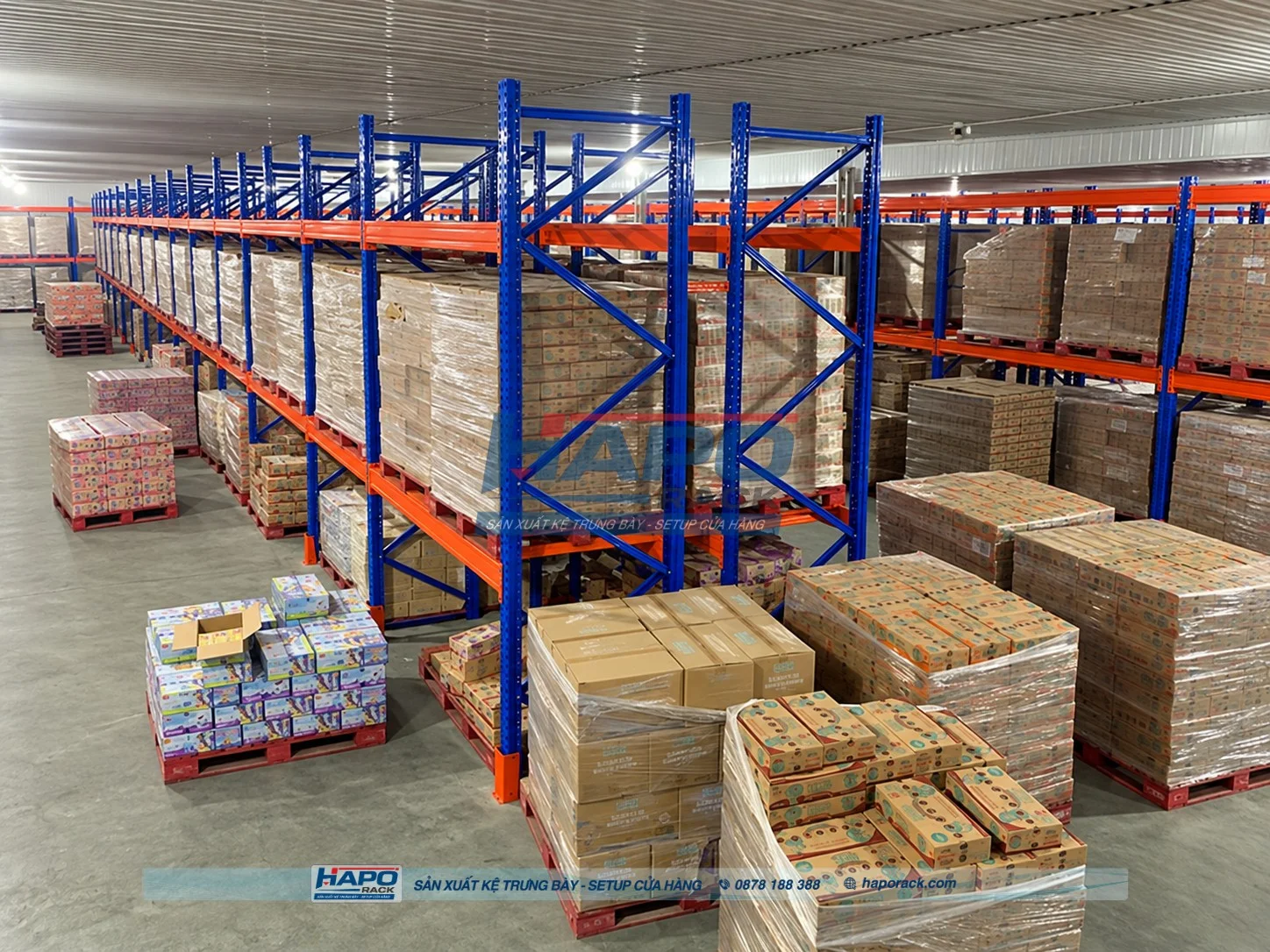 Kệ trung tải nhiều tầng giúp phân loại và quản lý hàng hóa dễ dàng