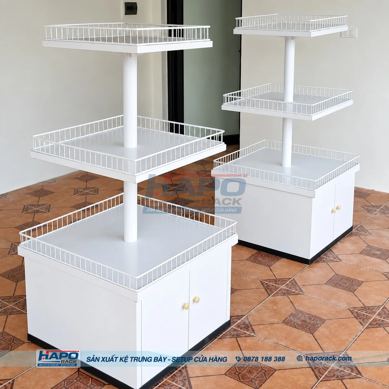 Kệ Vuông Theo Yêu Cầu – Phù Hợp Mặt Bằng Cửa Hàng