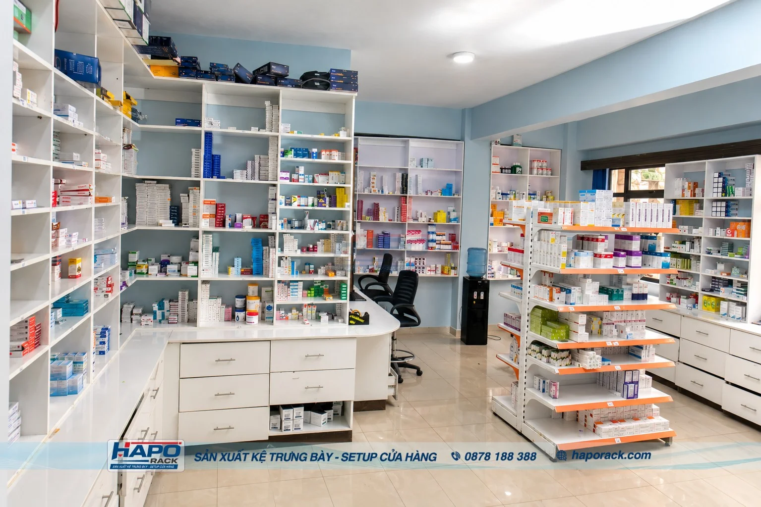 không gian nội thất nhà thuốc tông trắng xanh