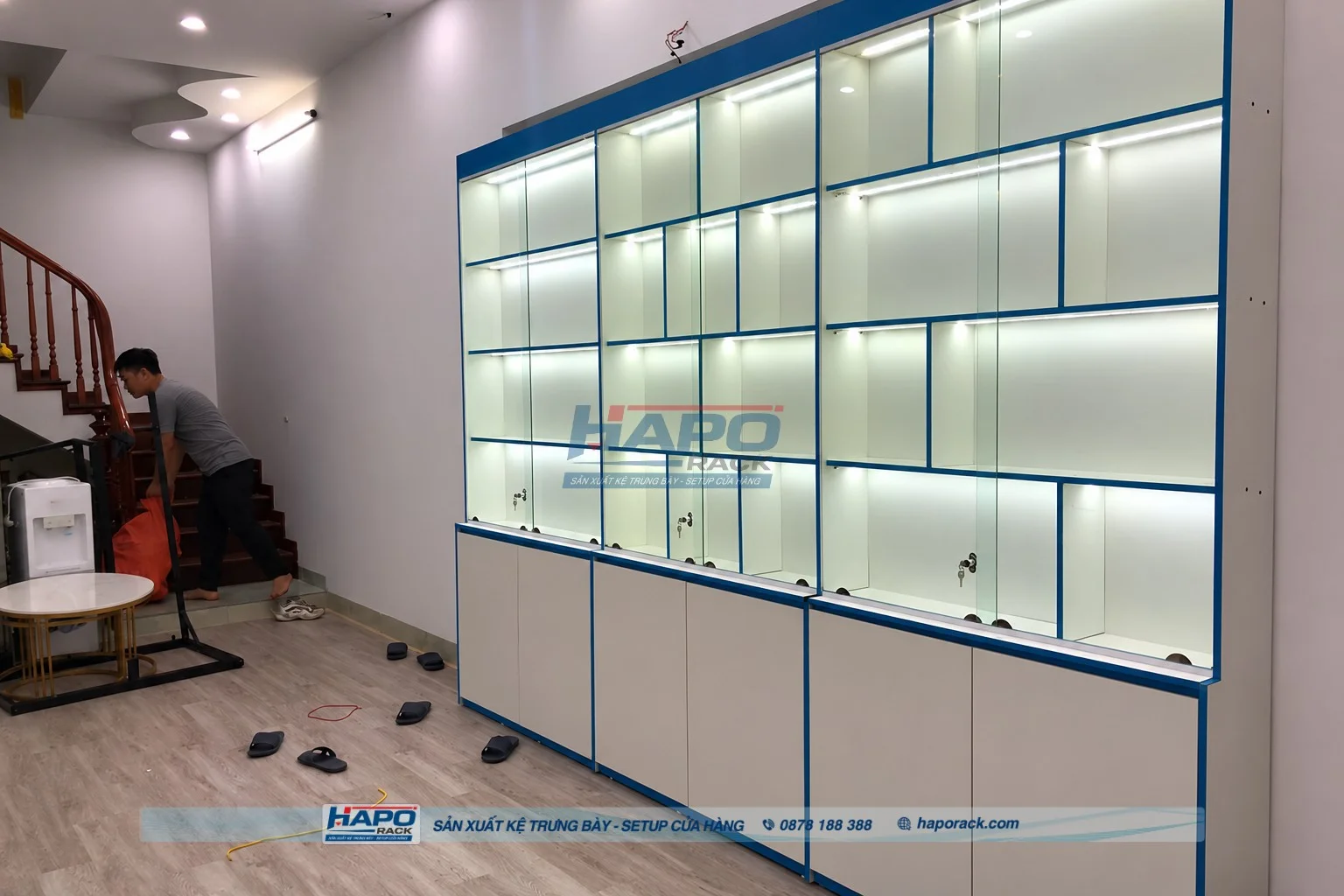 Mẫu kệ gỗ trưng bày nước hoa tích hợp đèn LED ánh sáng vàng ấm