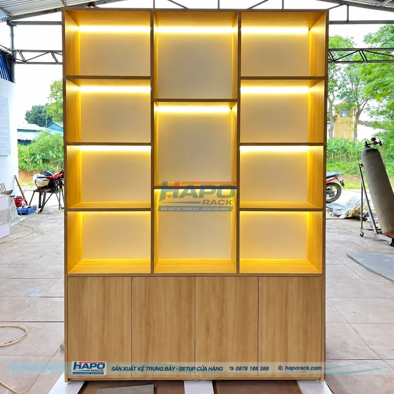 Mẫu kệ gỗ trưng bày tích hợp đèn LED giúp sản phẩm nổi bật hơn