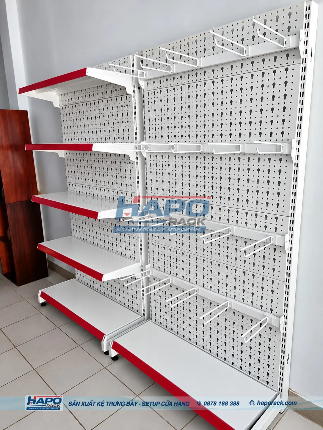 Mẫu kệ móc treo lưng lưới giúp tận dụng diện tích trưng bày hiệu quả.