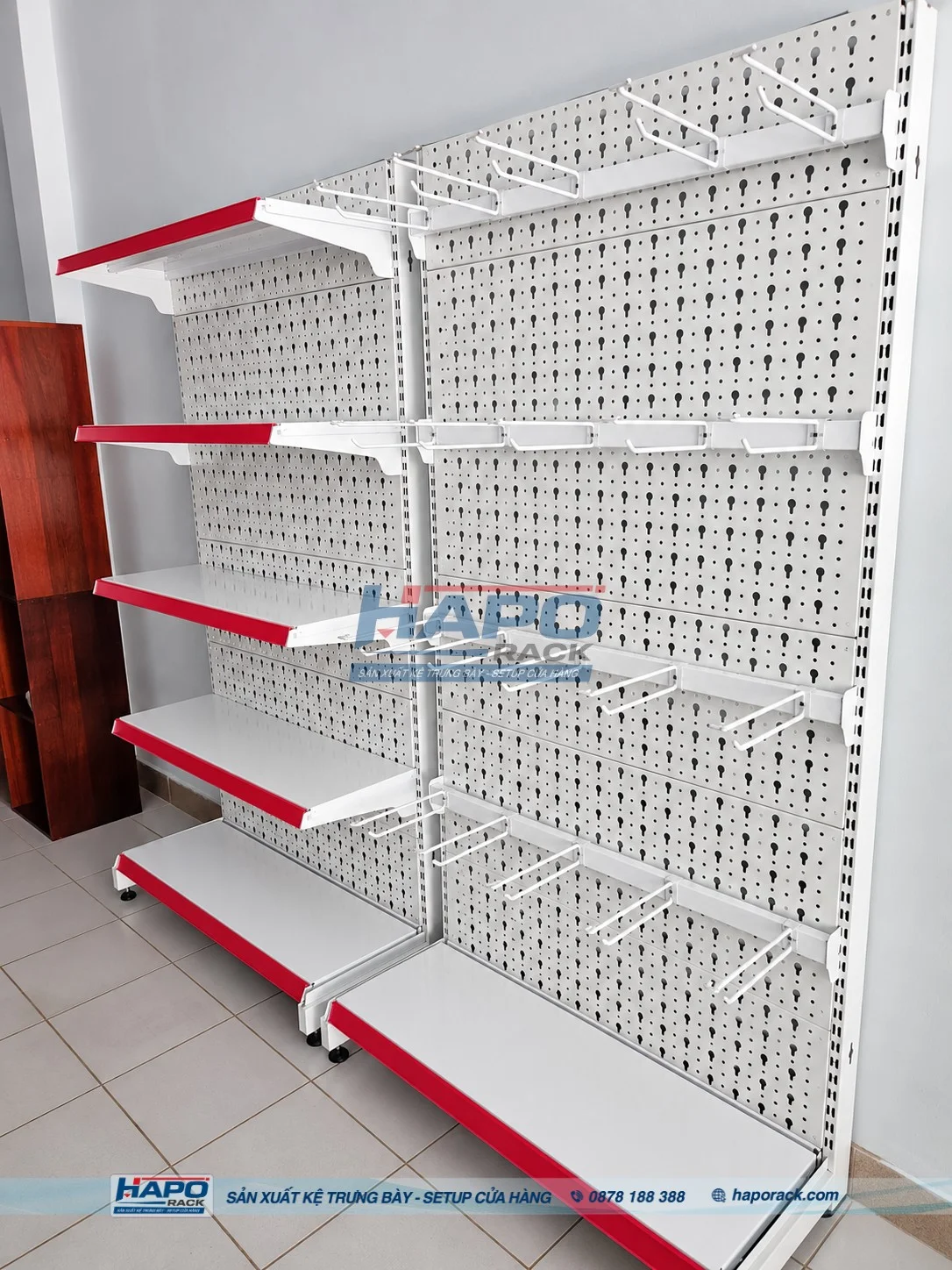 Mẫu kệ móc treo siêu thị giúp trưng bày phụ kiện gọn gàng