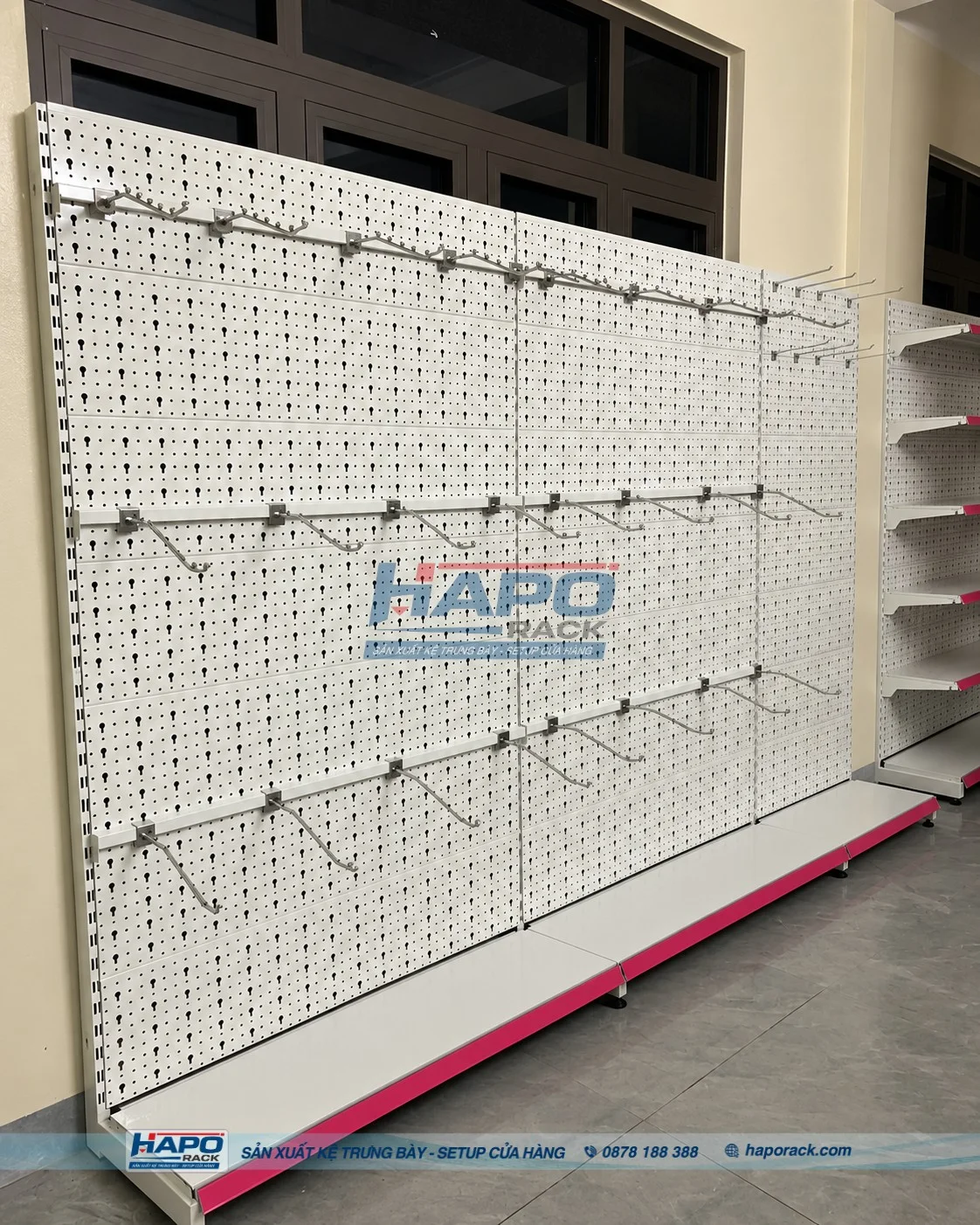Mẫu kệ móc treo siêu thị hai mặt đặt giữa cửa hàng