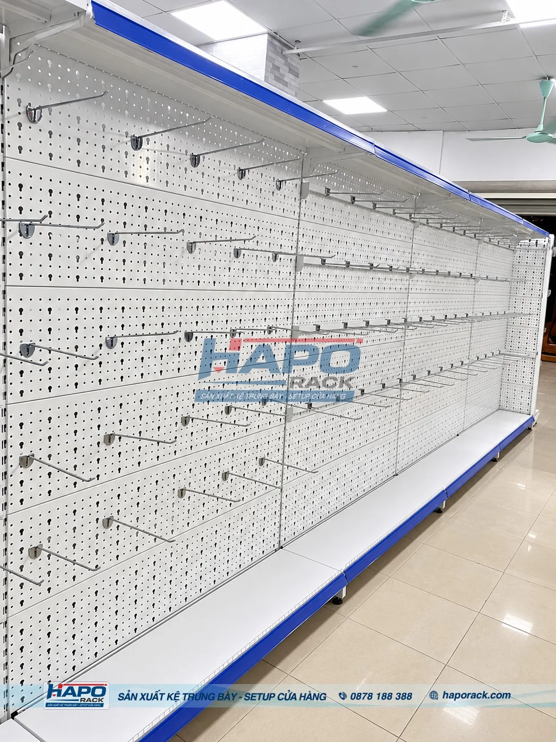 Mẫu kệ móc treo trưng bày đồ gia dụng hiện đại, dễ sử dụng.