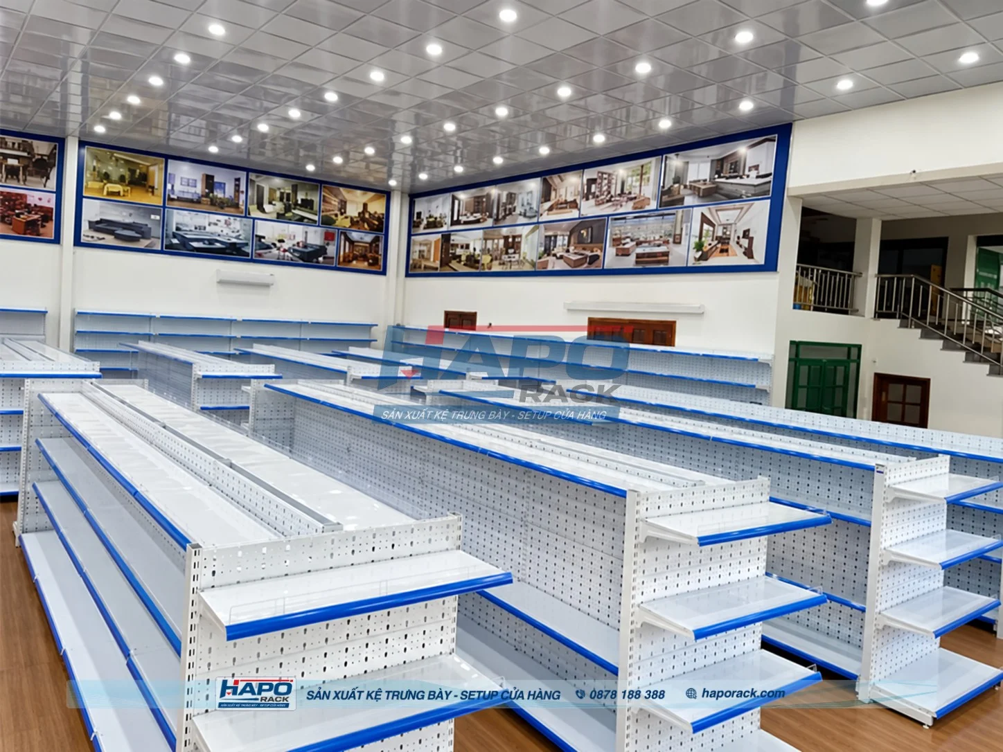 Mẫu kệ sắt mâm gỗ nhiều tầng phù hợp cửa hàng bán lẻ có diện tích hạn chế.