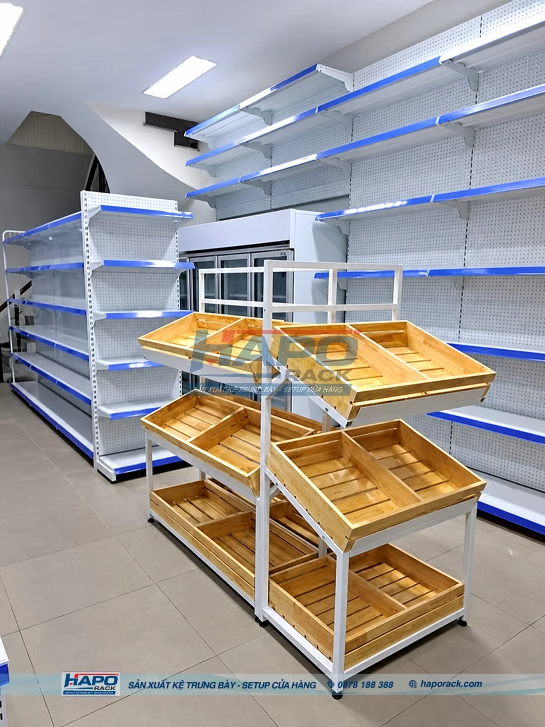 - Mẫu kệ trưng bày rau củ quả kết hợp khung sắt và khay gỗ