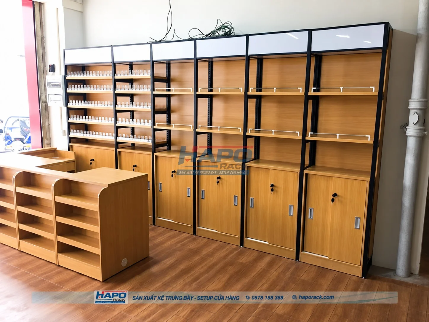 Quầy thu ngân chữ I kết hợp máy tính tiền và máy quét mã vạch