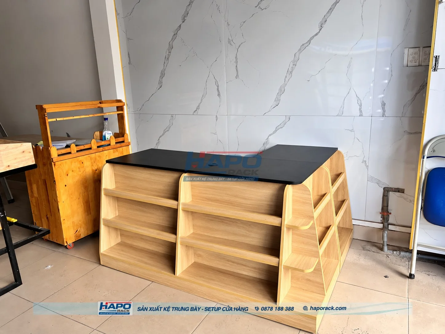 Quầy thu ngân chữ L hiện đại giúp tối ưu khu vực thanh toán cửa hàng.