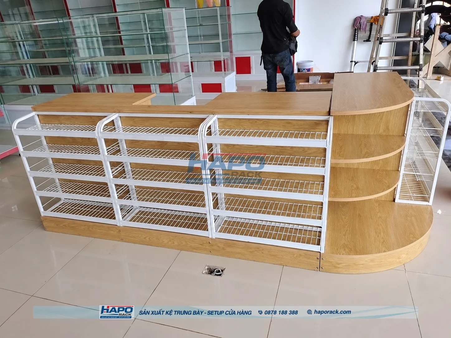 Quầy thu ngân đẹp màu trắng mang đến không gian thanh toán chuyên nghiệp.