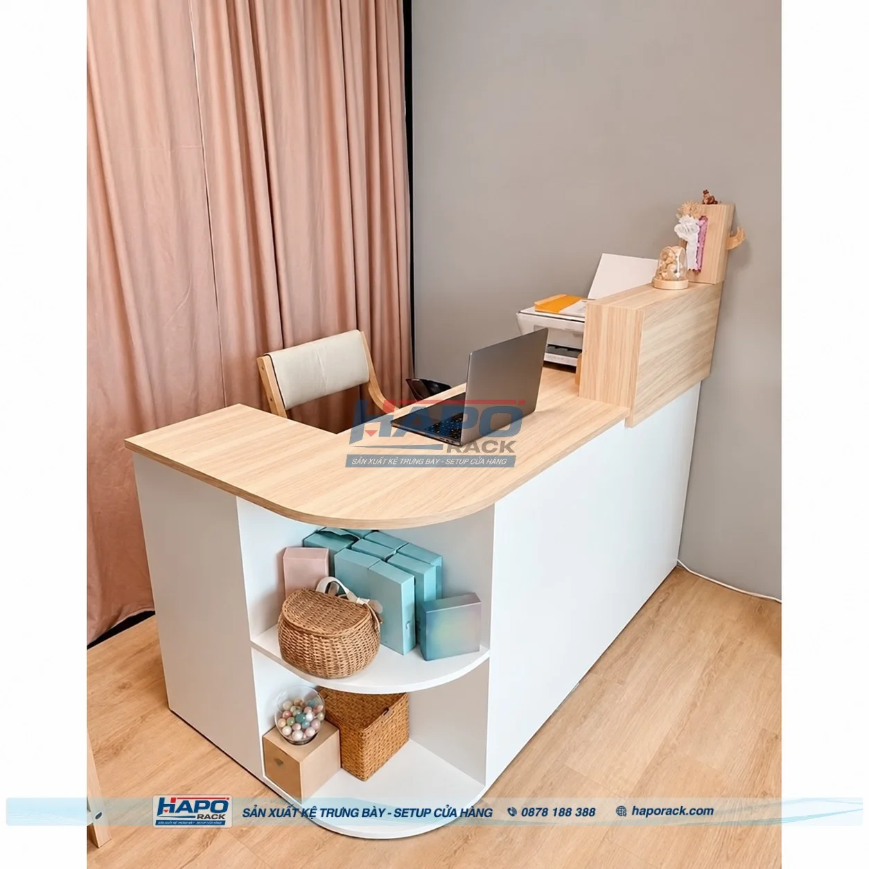 Quầy thu ngân đẹp thiết kế hiện đại giúp tạo điểm nhấn cho không gian cửa hàng.