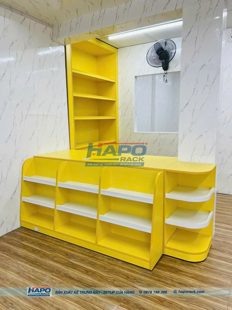 Quầy thu ngân nhỏ gọn kết hợp máy tính tiền và máy quét mã vạch
