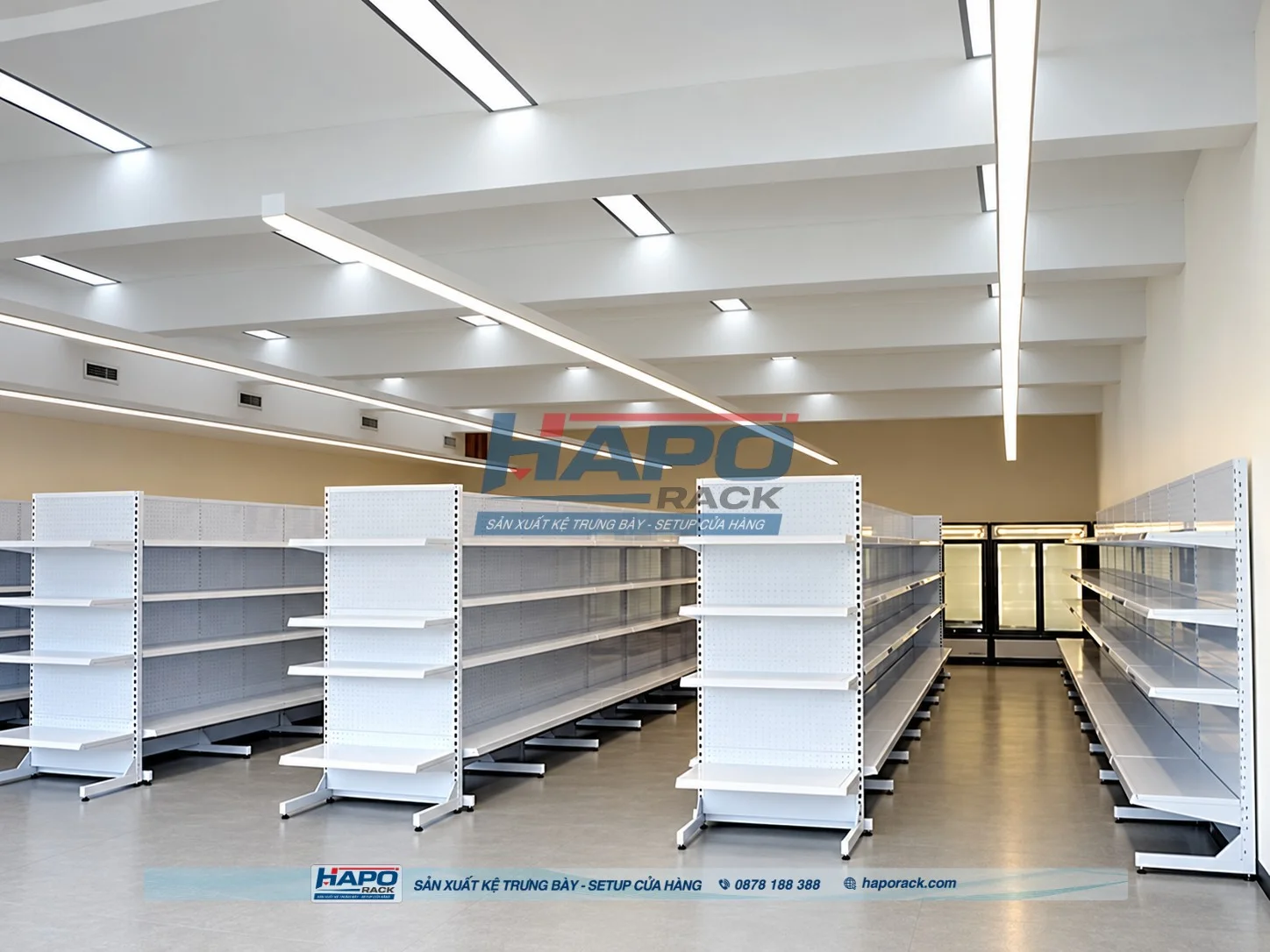 Sắp xếp kệ trưng bày hàng hóa giúp cửa hàng ngăn nắp và đẹp mắt