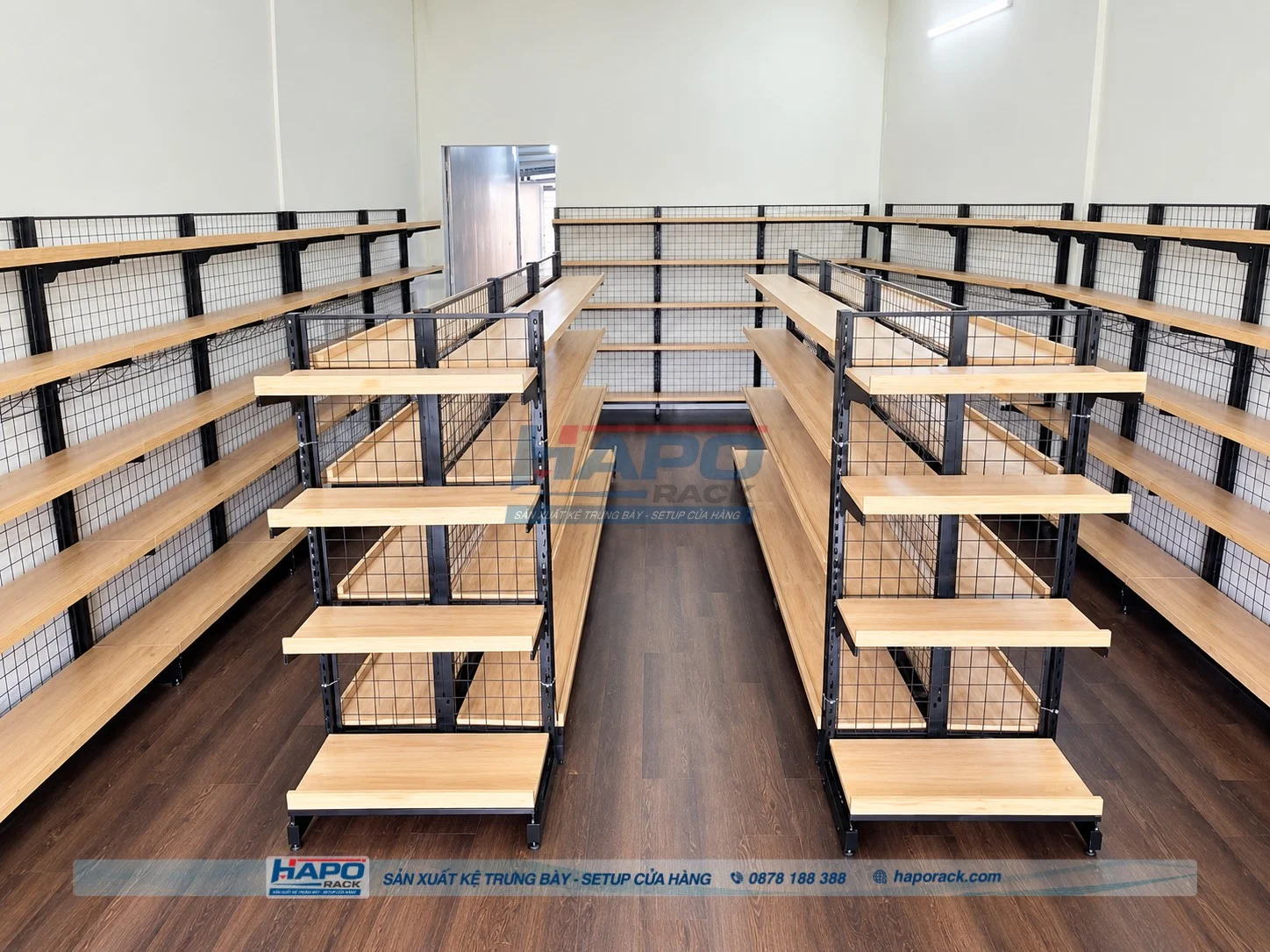 So sánh kệ gỗ và kệ sắt trưng bày cho cửa hàng bán lẻ