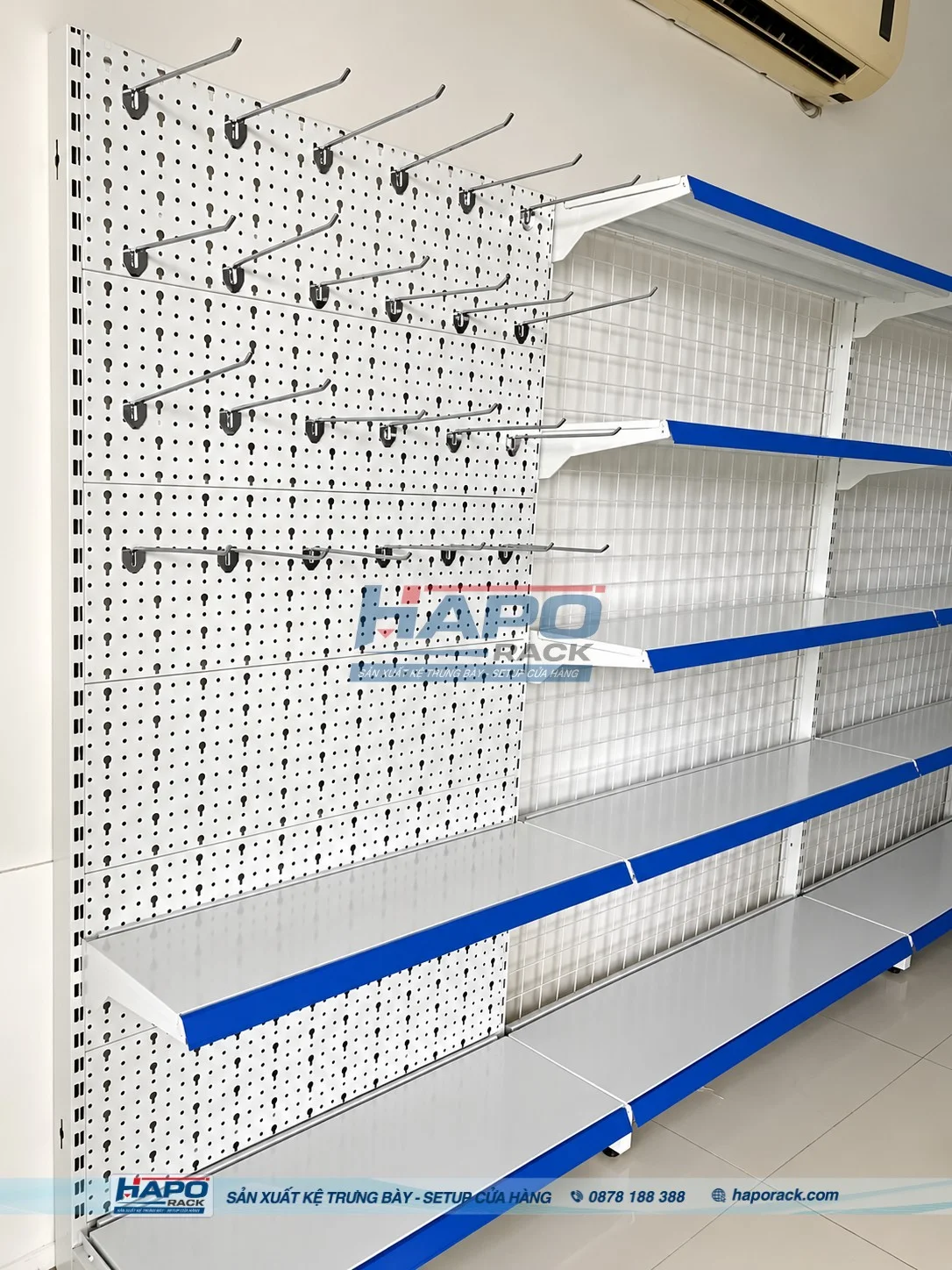So sánh kệ móc treo và kệ mâm tầng trong trưng bày hàng hóa