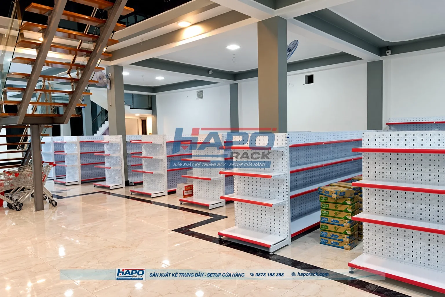 Thiết kế cửa hàng siêu thị mini với kệ lưng lưới thông thoáng