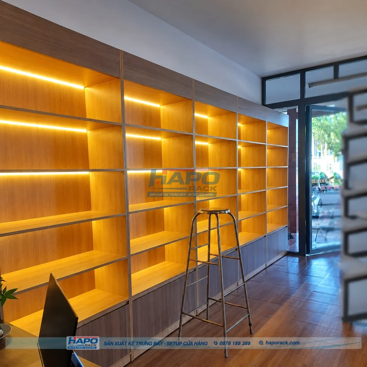Thiết kế kệ gỗ trưng bày HAPO RACK kết hợp ánh sáng LED hiện đại