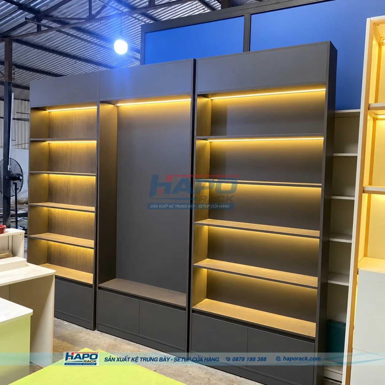 Thiết kế kệ gỗ trưng bày hiện đại cho siêu thị mini