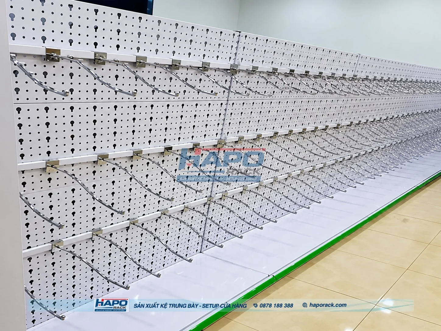 Thiết kế kệ móc treo phụ kiện nhiều tầng giúp sắp xếp hàng hóa